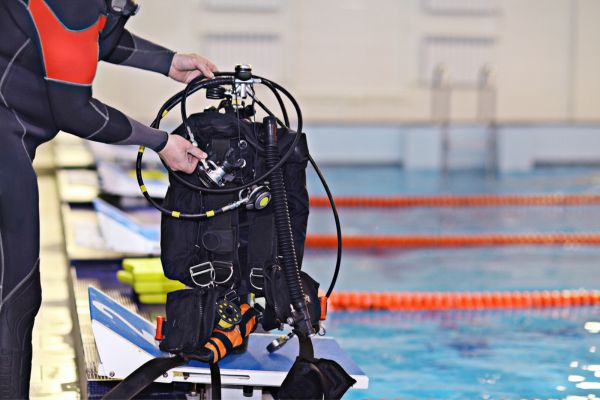 plongeur qui teste ses équipements dans une piscine