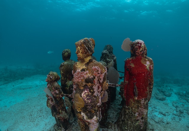 aperçu des sculptures que l'on peut explorer au MUSA à Cancun 